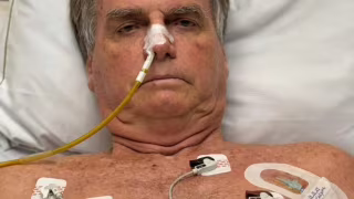 Bolsonaro segue internado após pneumonia e permanece sem previsão de alta, diz família