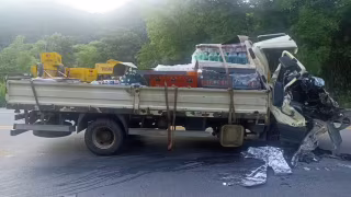 Passageiro morre após caminhão de bebidas bater em carreta na BR-116 em MG
