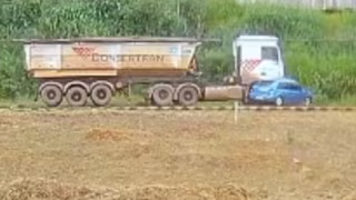 Câmera registra da batida violenta entre carreta e carro em rodovia de MG; três ficam feridos