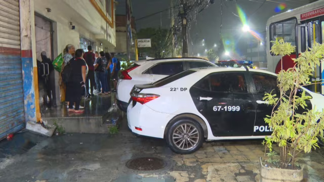Passageiro é detido após depredar ônibus lotado na Avenida Brasil, no Caju