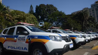 Homem é preso após atacar vizinho com facas e atirar por 'não acreditar em Deus', em BH