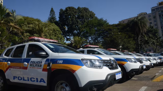 Homem é preso após atacar vizinho com facas e atirar por 'não acreditar em Deus', em BH