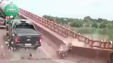Vídeo mostra momento em que ponte JK desaba e arrasta caminhões e moto no Rio Tocantins