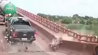 Vídeo mostra momento em que ponte JK desaba e arrasta caminhões e moto no Rio Tocantins
