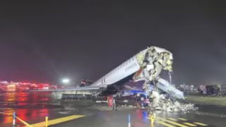 Aeroporto LaGuardia fecha após jato da Air Canada Express colidir com caminhão de bombeiros