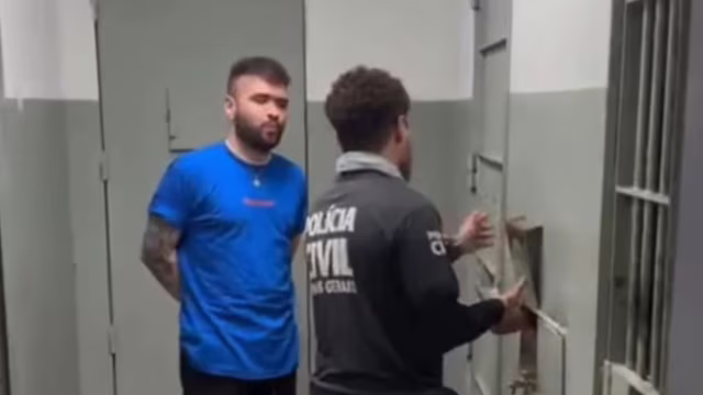 Tiago Santineli é levado à delegacia após confusão na porta de teatro em BH