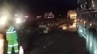 Carreta com maçãs tomba e interdita parcialmente a BR-381 em MG