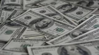 Dólar recua a R$ 5,27 e petróleo desaba após fala de Trump sobre Irã