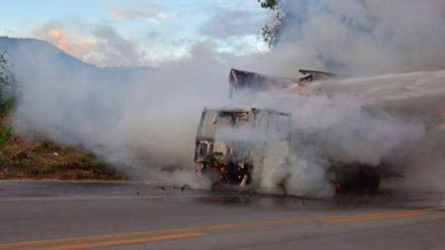 Caminhão pega fogo e provoca interdição parcial na BR-381, em MG