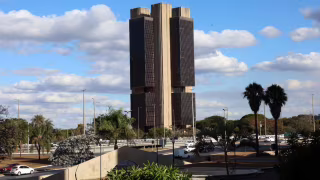 Copom deixa próximos cortes de juros em aberto após guerra no Irã elevar incertezas