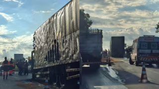 Caminhão pega fogo na BR-381 e interdita faixa no sentido Belo Horizonte