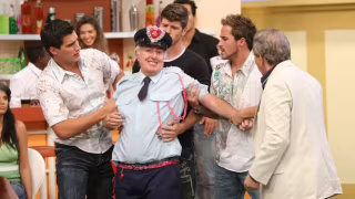 Morre Roberto Marquis, intérprete do Guarda Juju em "A Praça É Nossa", aos 83 anos