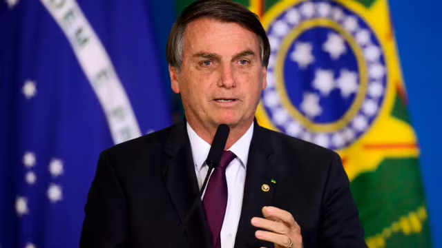 Bolsonaro segue internado em Brasília e trata pneumonia bacteriana bilateral, diz boletim