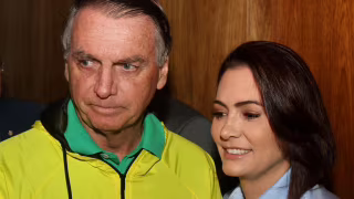 Michelle comemora decisão que autoriza Bolsonaro a cumprir prisão domiciliar por 90 dias