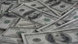 Dólar abre em queda com tombo do petróleo e mercado avalia tensões no Oriente Médio