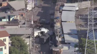 Operação da PM instala blocos de concreto no Complexo do Alemão e fecha 13 escolas municipais