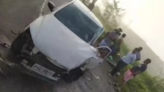 VÍDEO: Carro de Ipatinga bate em caminhão na BR-458 e provoca congestionamento em Caratinga