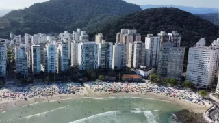 Praias do Guarujá estão entre as mais contaminadas por bitucas de cigarro do mundo, aponta pesquisa