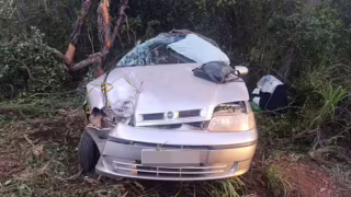 Mulher de 56 anos fica gravemente ferida após carro sair da pista e bater em árvore na MGC-135, em Mirabela