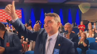 Na CPAC, Flávio Bolsonaro diz ter missão de Jair Bolsonaro para disputar Presidência em 2026