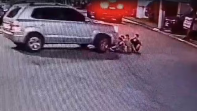 Câmera registra motorista atropelando quatro crianças em condomínio de Guarulhos