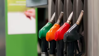 Com guerra no Oriente Médio e petróleo acima de US$ 105, etanol e gasolina E30 viram “colchão” do Brasil contra choques externos
