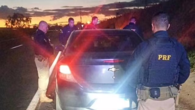 PRF prende casal suspeito de furtar Chevrolet Prisma na BR-365, em MG