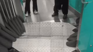 Passageiros caminham pelos trilhos após trem parar na Linha 9-Esmeralda em SP