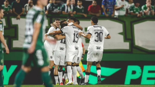 Atlético goleia Chapecoense por 4 a 0 e vence pela primeira vez fora de casa no Brasileiro