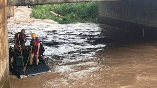 Mulher desaparece após carro cair no Córrego do Enxofre durante temporal em Piracicaba
