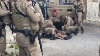 Tiroteio em Lauro de Freitas deixa PMs baleados e termina com dois suspeitos mortos