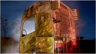 Cavalo mecânico de carreta pega fogo na MGC-135 e fica destruído perto do pedágio de Dolabela