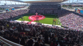 Família ao Pé da Cruz 2026 reúne fiéis em 151 países e mobiliza arenas no Brasil