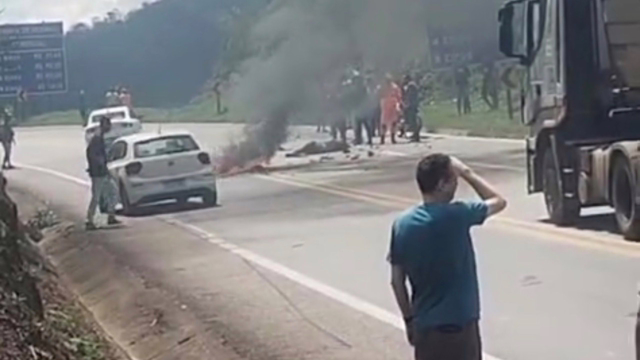 Motociclista morre após colisão com caminhão na BR-381