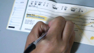 Uso de cheques despenca 97% no Brasil desde 1995, aponta Banco Central