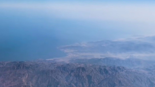 Navios retomam travessia do Estreito de Ormuz após Irã liberar passagem a embarcações “amigáveis”