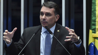 Flávio Bolsonaro pede união após críticas de Eduardo a Nikolas Ferreira nas redes