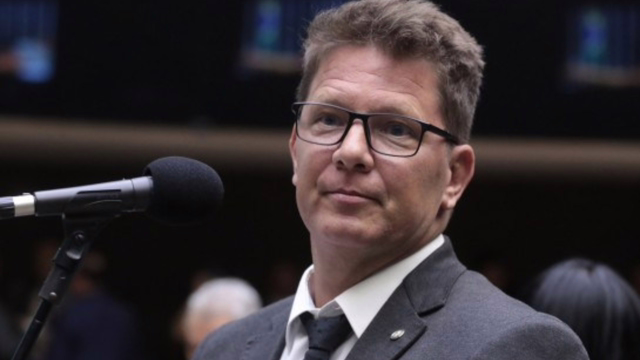 Mario Frias sai em defesa de Eduardo Bolsonaro após embate com Nikolas Ferreira nas redes