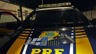 PRF prende caminhoneiro com revólver e 46 comprimidos de “rebite” na BR-251, em MG