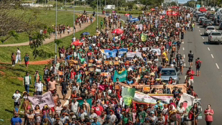 Indígenas ocupam Esplanada e marcham ao Congresso contra Marco Temporal e por demarcações