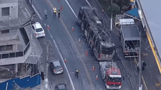 Trólebus pega fogo após atingir rede elétrica na zona leste de São Paulo