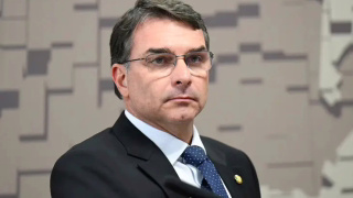 Flávio Bolsonaro diz que acionará a Justiça contra parlamentares por 'narrativas falsas'