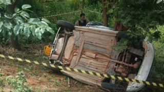 Idosa perde controle do carro, cai em barranco e fica ferida em Mesquita
