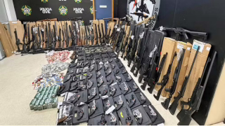 Polícia Civil apreende 160 armas e quase 8 mil munições em loja de São Gonçalo