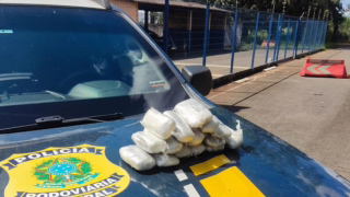 PRF prende mulher com 15 kg de haxixe em ônibus na BR-365, em MG