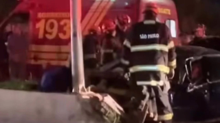 Jovem morre após carro bater em mureta na Ponte do Socorro, em São Paulo