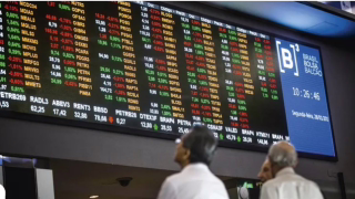 Ibovespa sobe 1,12% e fecha em novo recorde aos 197,3 mil pontos