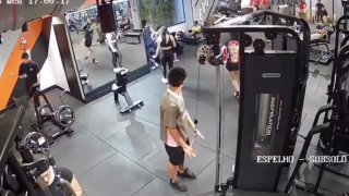 Jovem quebra os joelhos após trava de segurança se soltar em aparelho de academia no DF