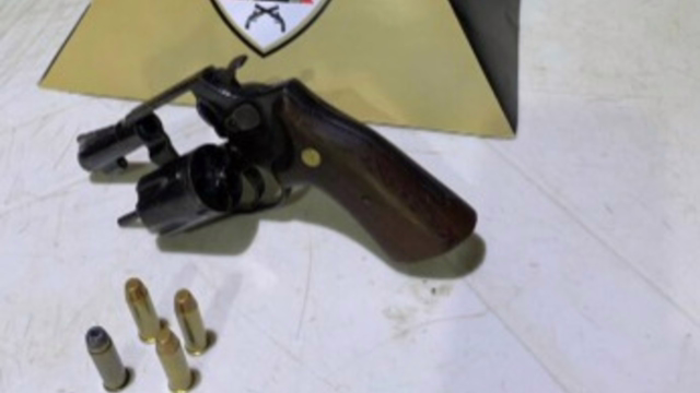 Homem é preso com revólver calibre .38 após denúncia em comércio de Ipaba