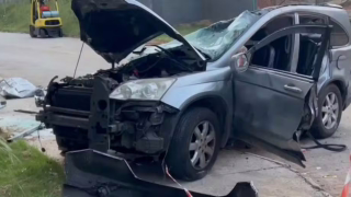 Veículo cai de estacionamento a cerca de 15 metros e despenca sobre rodovia em Taboão da Serra; condutor não resistiu